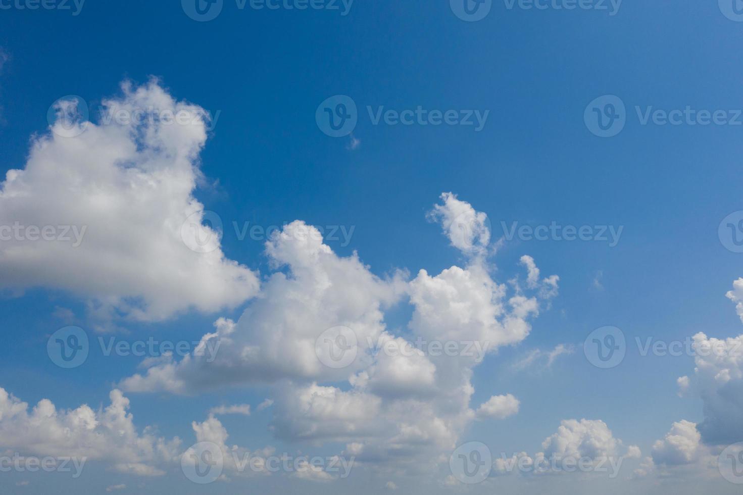 blå himmel med moln bakgrund, sommartid, vacker himmel foto