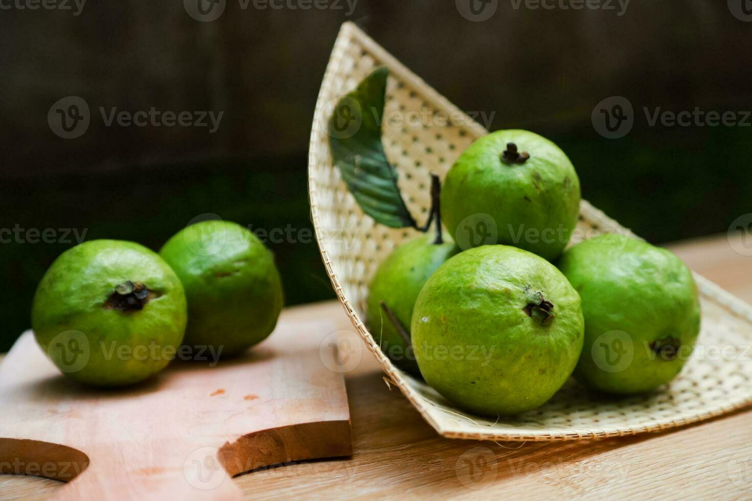 några färsk guava på de bambu bricka foto