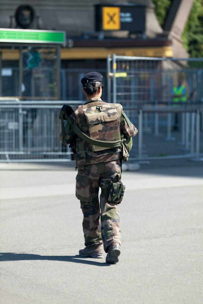 paris, Frankrike - september 01 2016 - kvinna franska soldat patrullering på de eiffel torn foto