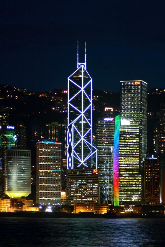 hong kong, Kina - augusti 25 2016 - Bank av Kina torn i victoria hamn förbi natt foto