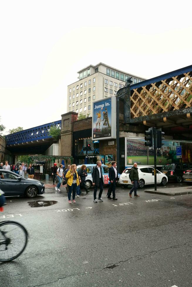 mest skön bild av internationell gemenskap turist människor är besöker London öga och stor ben på westminster central London huvudstad stad av England bra storbritannien på molnig dag av augusti 2:a, 2023 foto