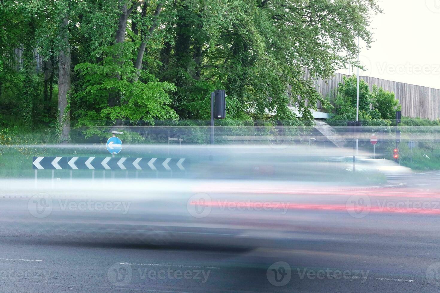 lång exponering stad och väg antal fot av kväll trafik över luton stad av England Storbritannien. fångad på Maj 15:e, 2023 foto