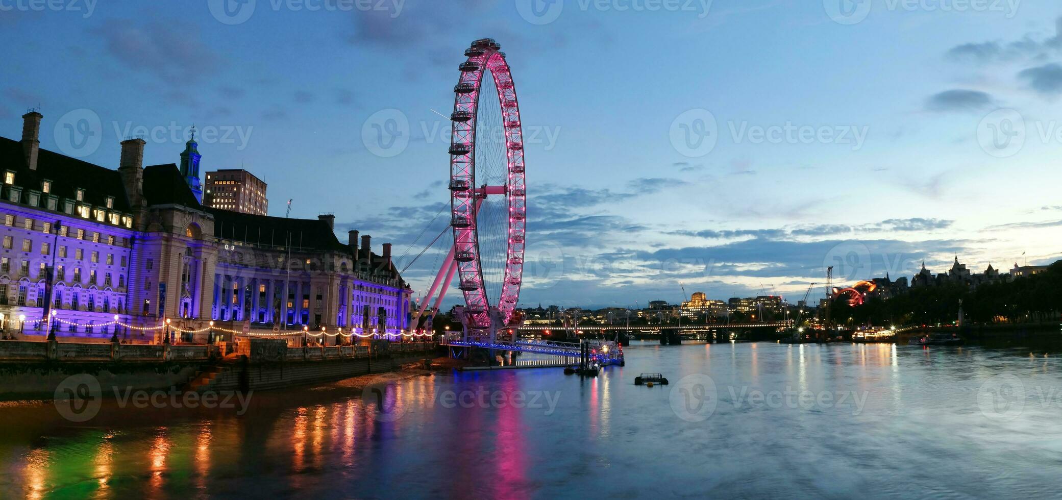 mest skön antal fot av upplyst London öga från flod thames westminster, stor ben klocka torn på efter solnedgång natt. England bra Storbritannien, antal fot var fångad på aug 02:a, 2023 efter solnedgång. foto