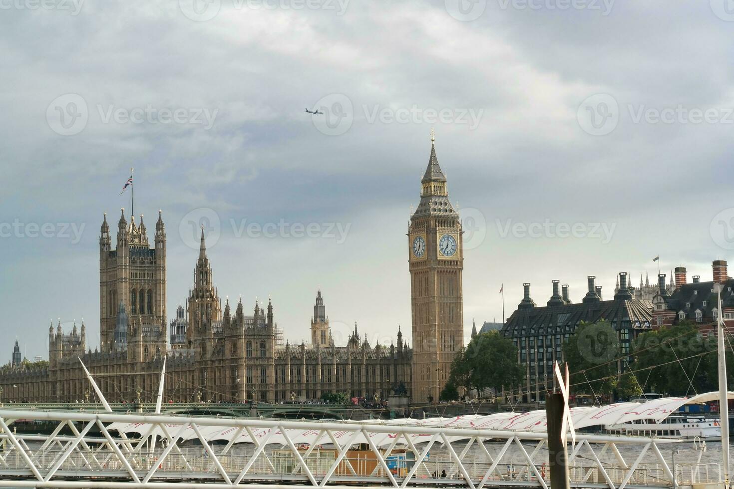 skön låg vinkel se av historisk stor ben klocka torn från flod thames och London öga, westminster central london, England bra Storbritannien, Storbritannien. bild fångad under molnig dag av augusti 2:a, 2023 foto