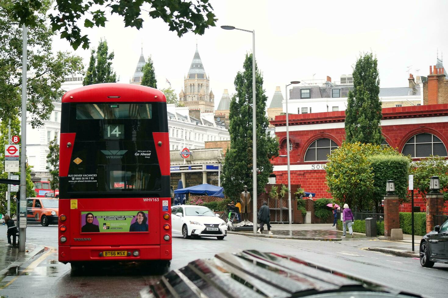 låg vinkel se av upptagen central London stad och väg med trafik under regn och molnig dag över England bra storbritannien av Storbritannien. bild var fångad på augusti 2:a, 2023 foto