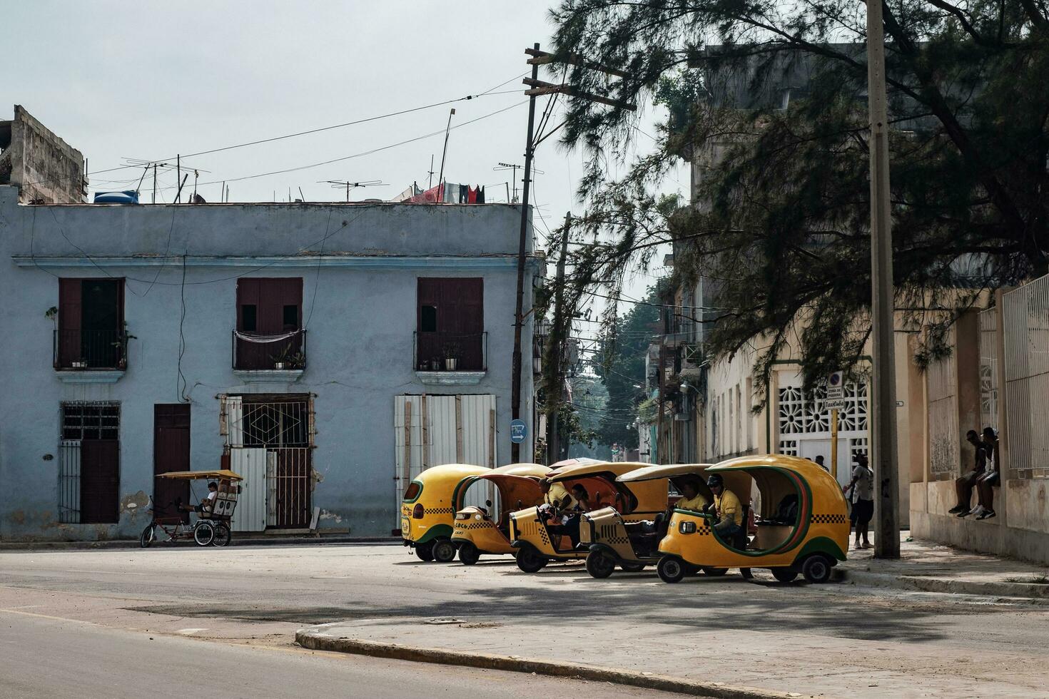 Havanna, kuba - augusti 06, gul kokospalm taxi, de kuban version av de tuk tuk foto