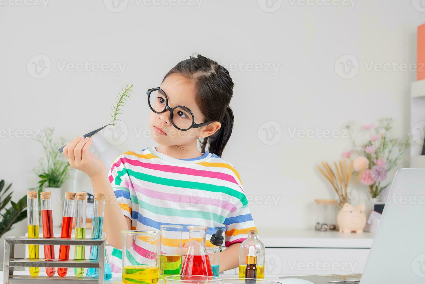 asiatisk liten flicka arbetssätt med testa rör vetenskap experimentera i vit klassrum foto