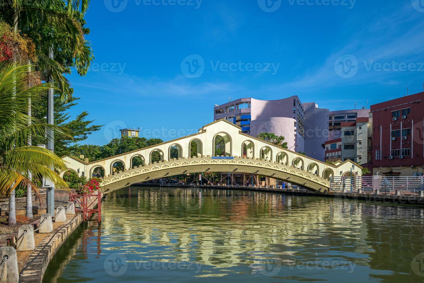 historisk båge bro vid jambatan busstation, melaka, malaysia foto