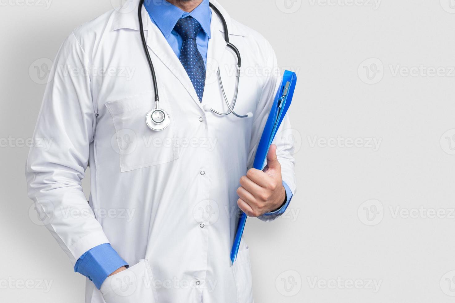 läkare i labrock som rymmer patientmapp eller medicinska anteckningar, isolerad på vit bakgrund foto