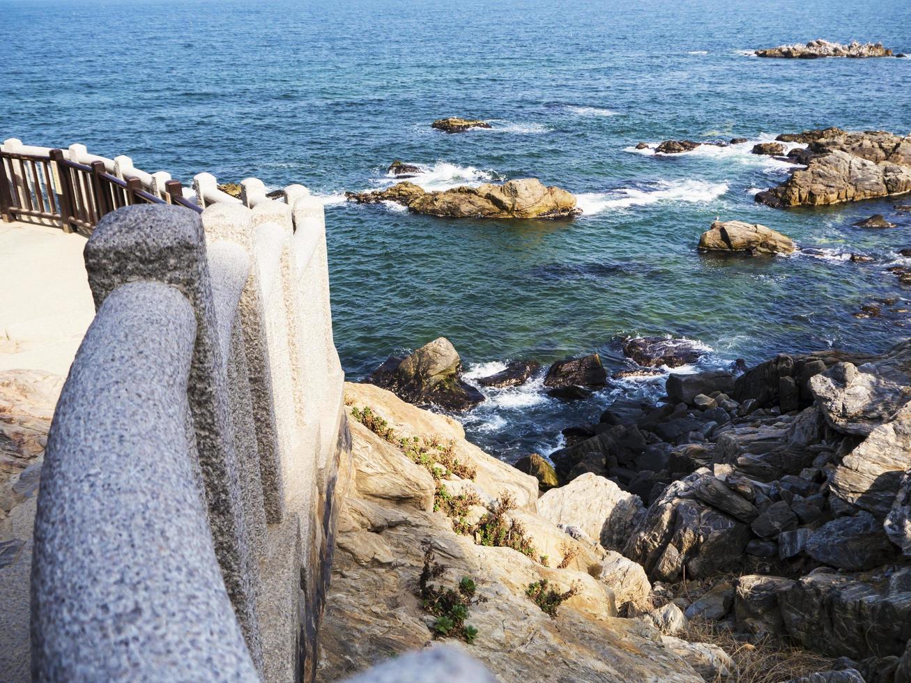 vacker stenig kust i naksansa-templet, Sydkorea foto