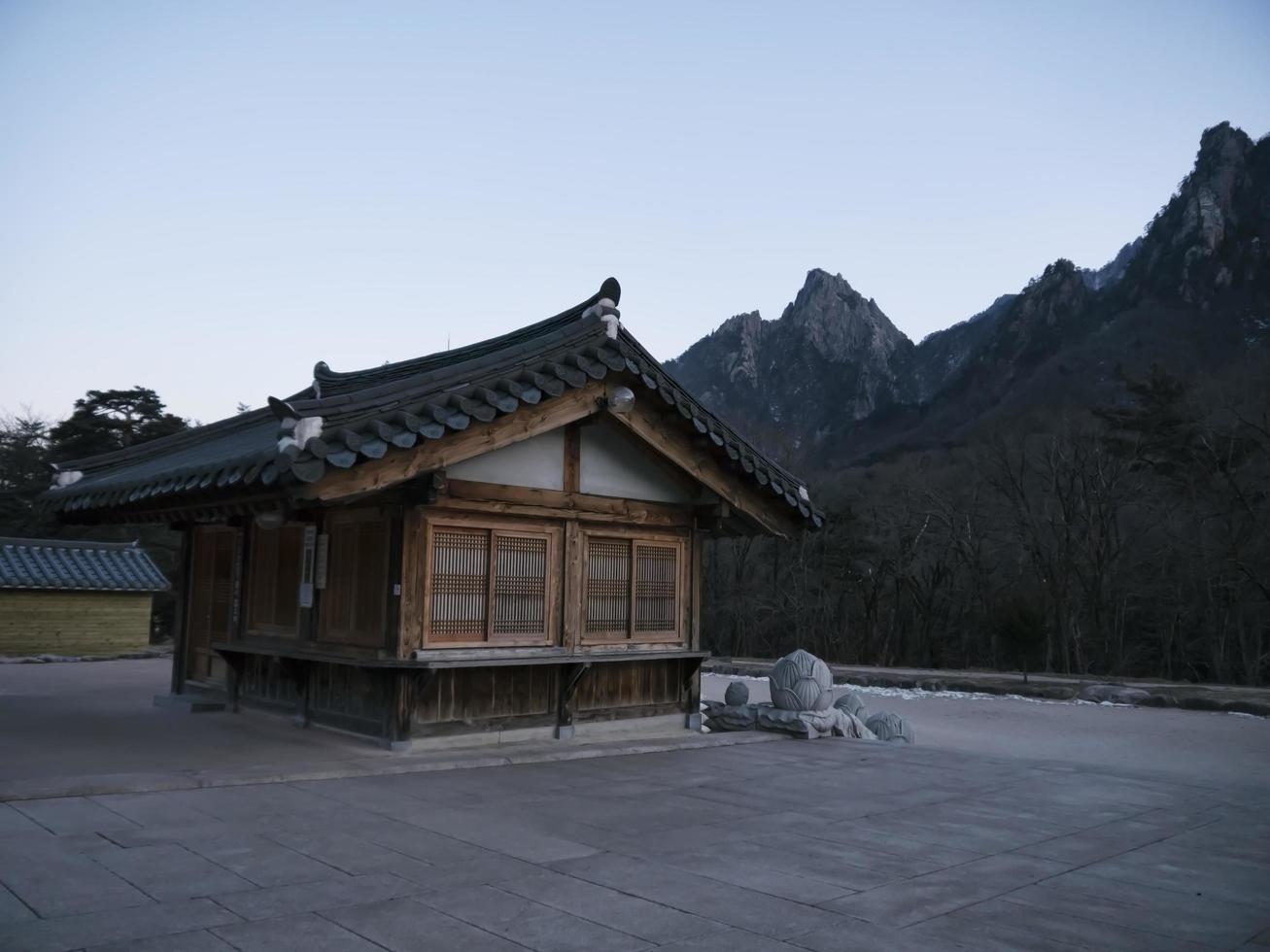 asiatiska hus i sinheungsa-templet. Seoraksan nationalpark. Sydkorea foto