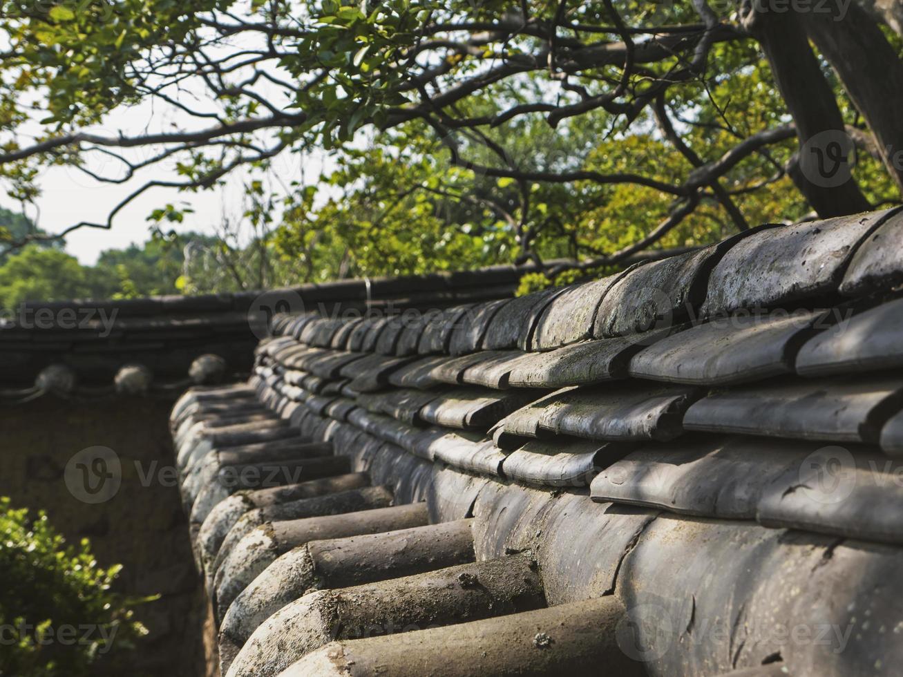 gammalt stenstaket i traditionell by i Sydkorea foto