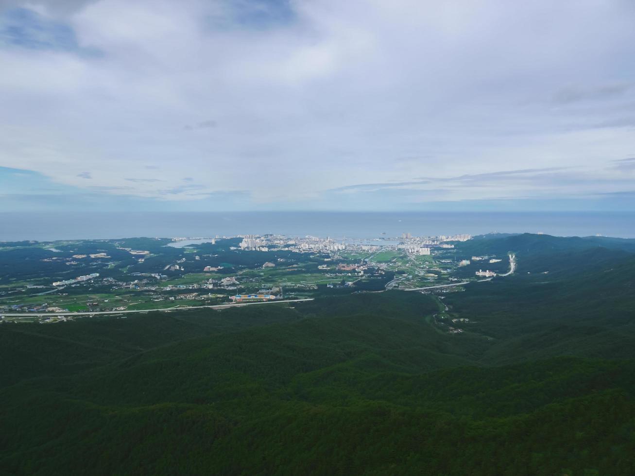 vacker panorama från bergstoppen. Seoraksan National Park, Sydkorea foto