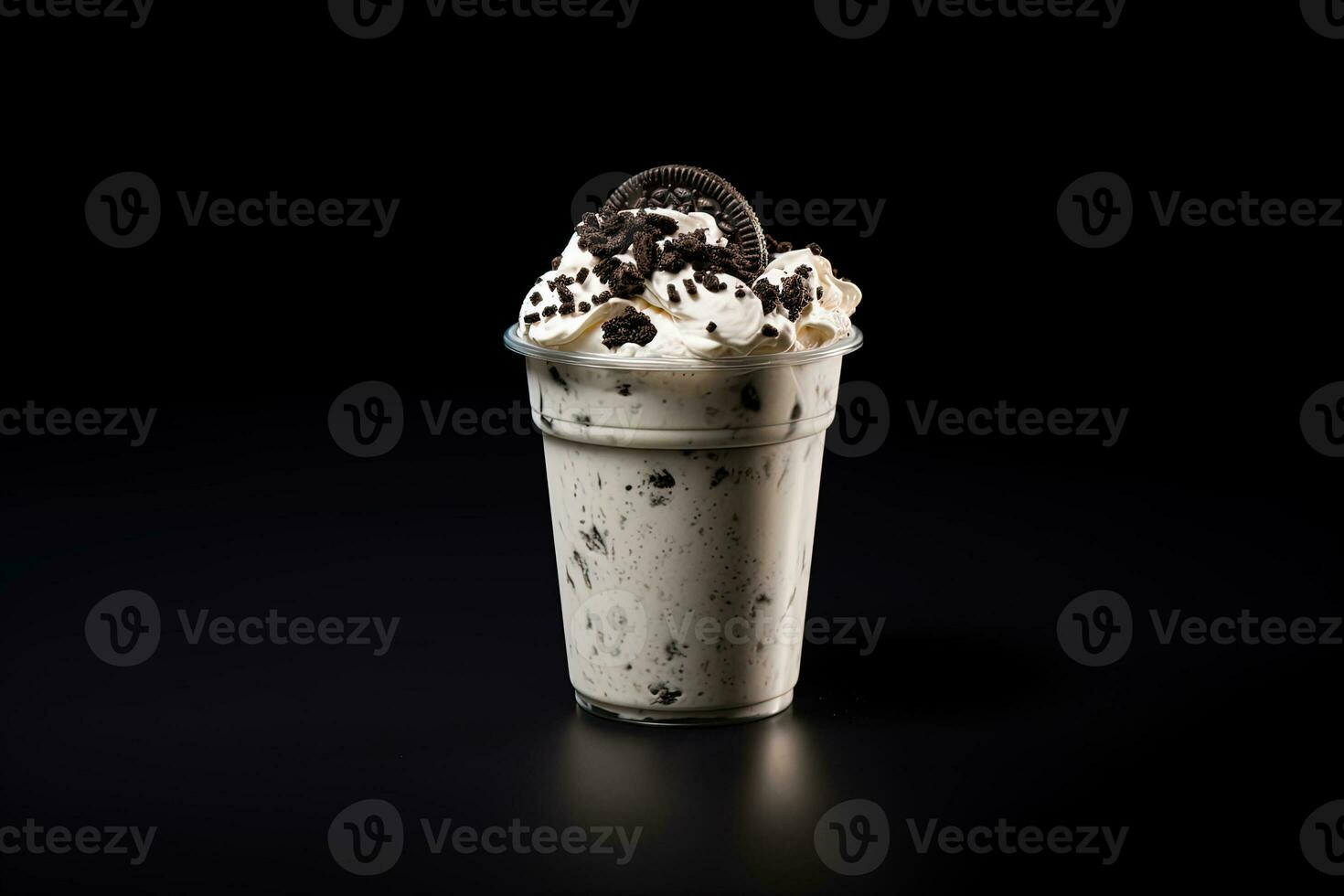 småkakor och grädde milkshake i en hämtmat kopp isolerat på mörk bakgrund. ai genererad foto
