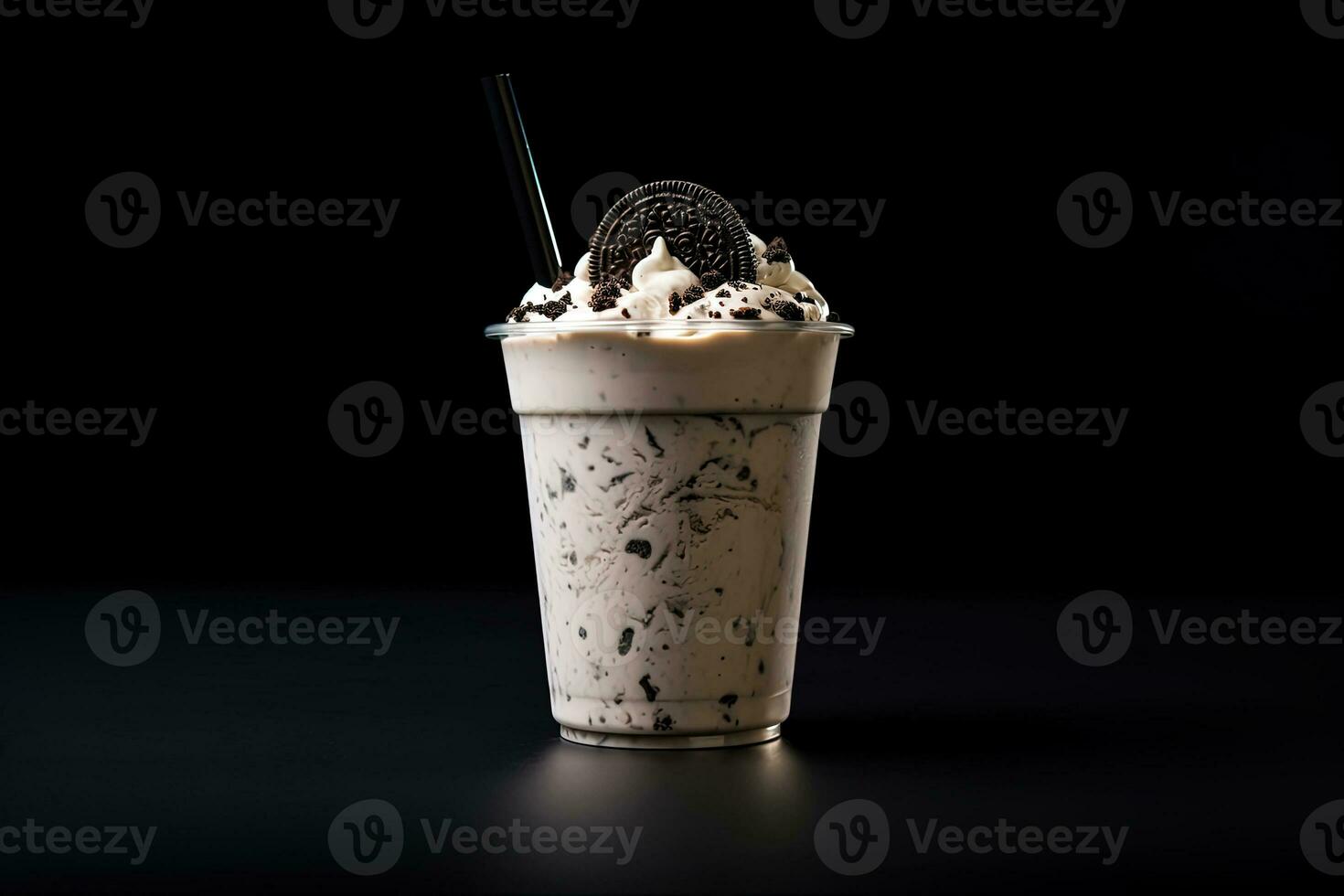 småkakor och grädde milkshake i en hämtmat kopp isolerat på mörk bakgrund. ai genererad foto