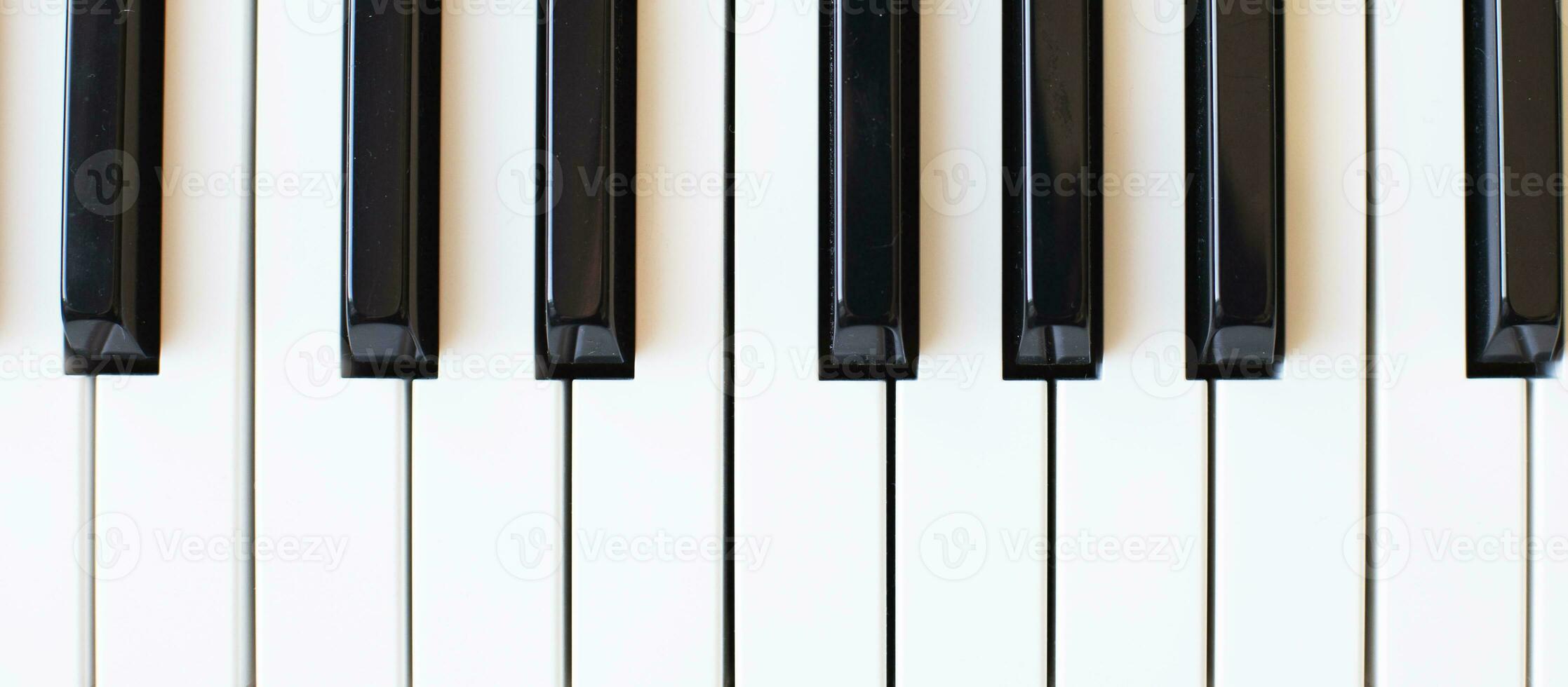 synthesizer nycklar svart och vit bakgrund med kopia Plats för din text. piano oktav stänga upp foto