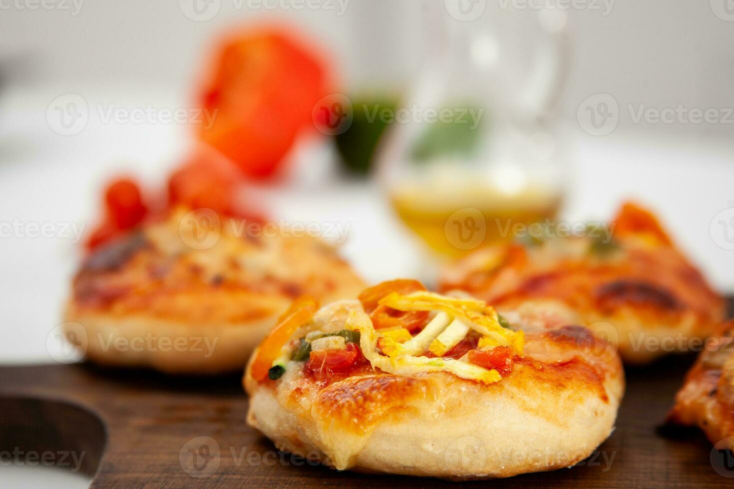 utsökt bara bakad hemlagad mini pizzor. vegetarian pizza. foto