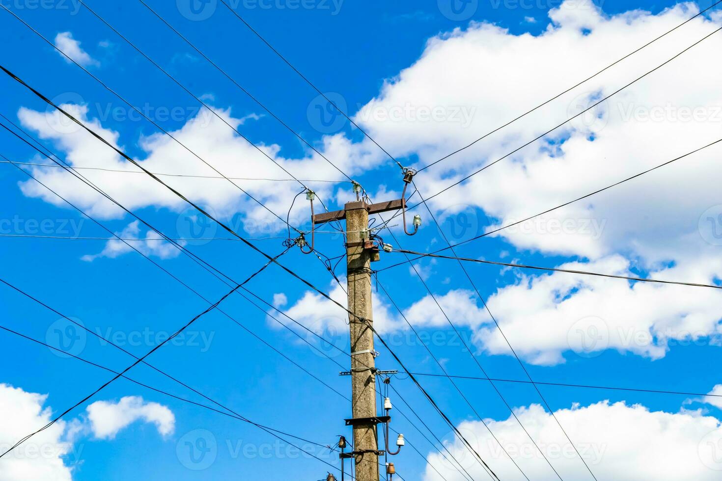 makt elektrisk stolpe med linjetråd på färgad bakgrund på nära håll foto