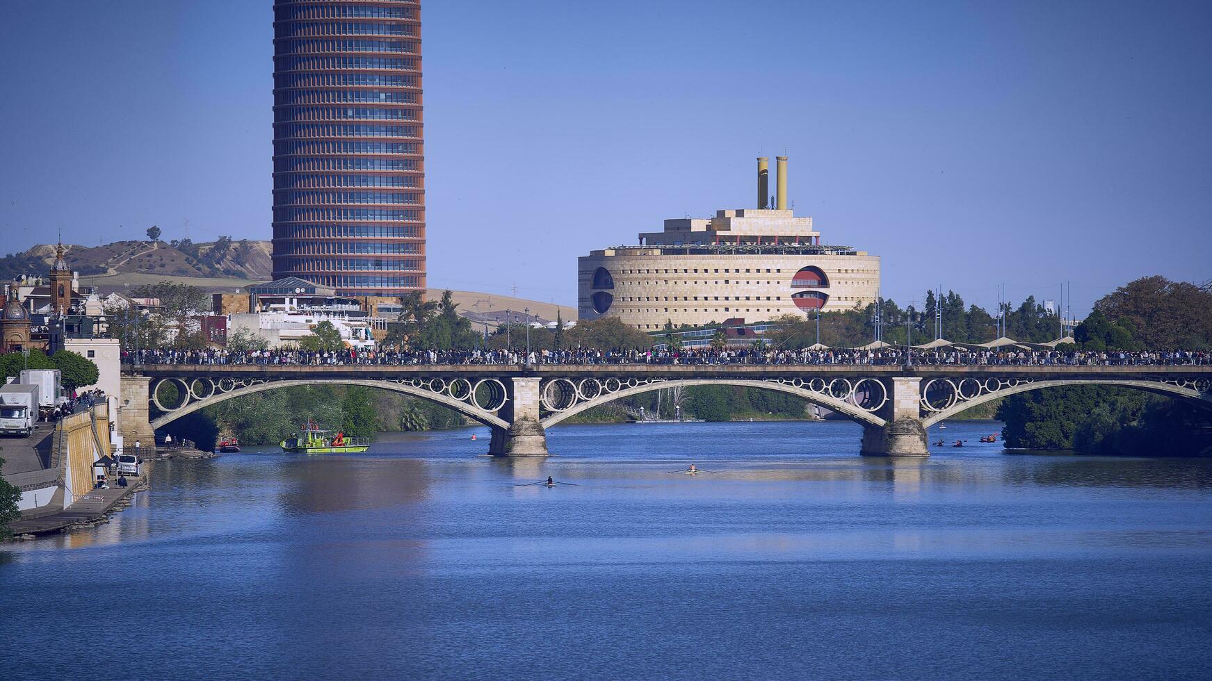 triana bro, en turist attraktion, sevilla mest känd landmärke, spanien, Bra fredag fotografi. foto