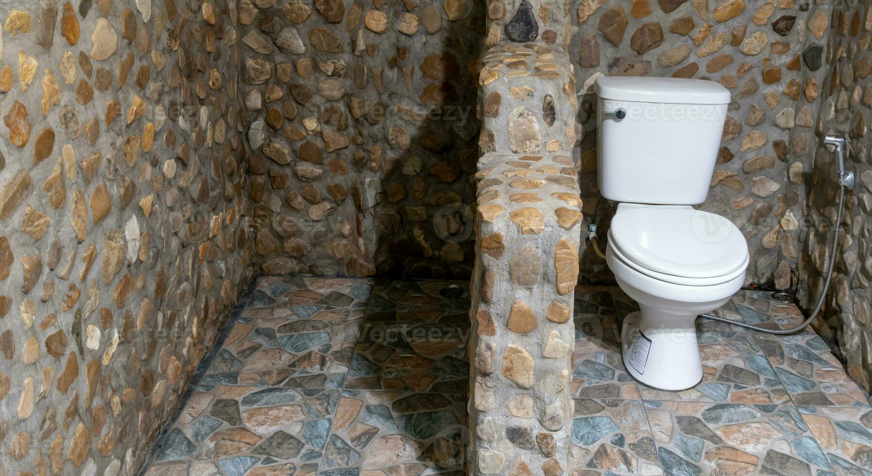 toalett eller toalett i årgång stil skapas med skön brun sten vägg. foto