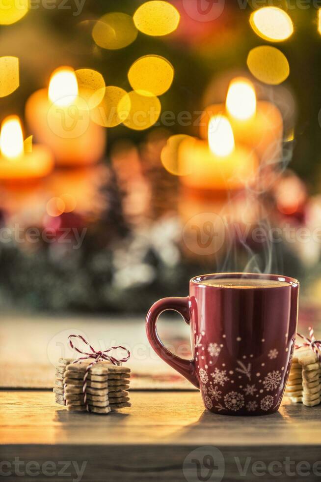 jul kaffe och första advent krans på tabell med boheh lampor i bakgrund foto