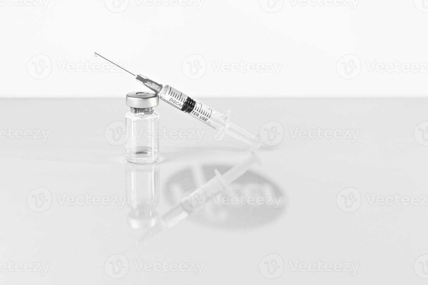 spruta och injektionsflaska med coronavirusvaccin foto