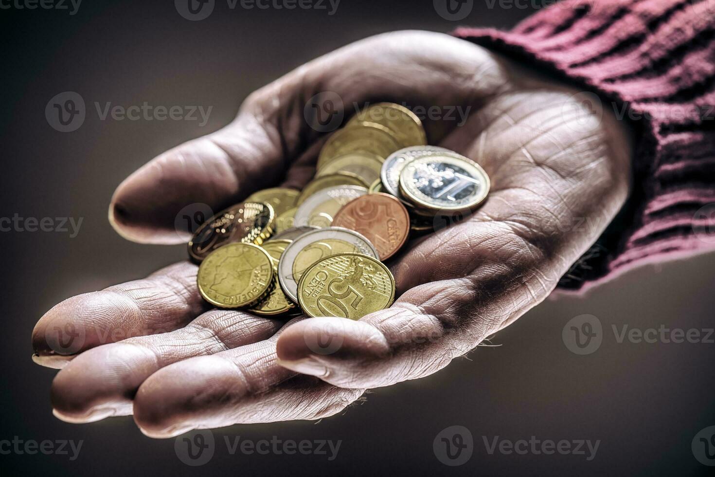 pensionär man innehav i händer euro mynt. tema av låg pensioner. foto