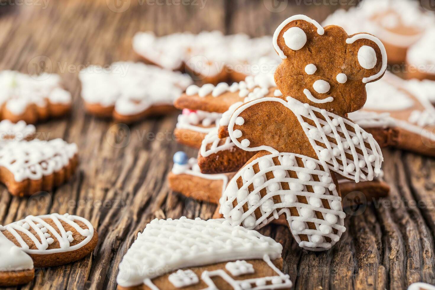 jul. pepparkaka familj med jul träd och jul bakverk foto