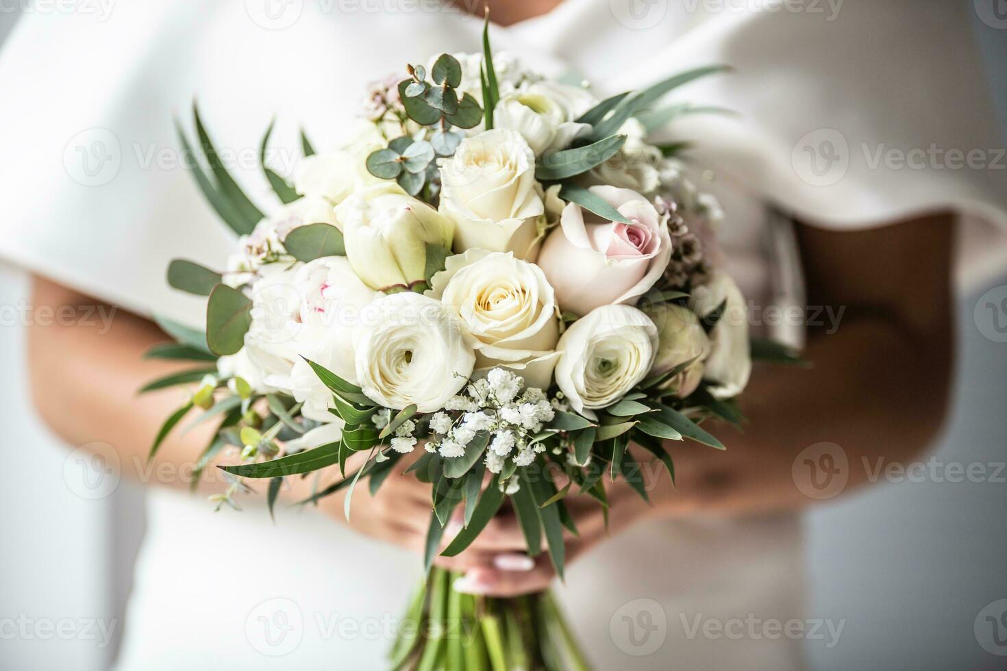 detalj av brud innehav vit bröllop blommor bukett i henne händer foto