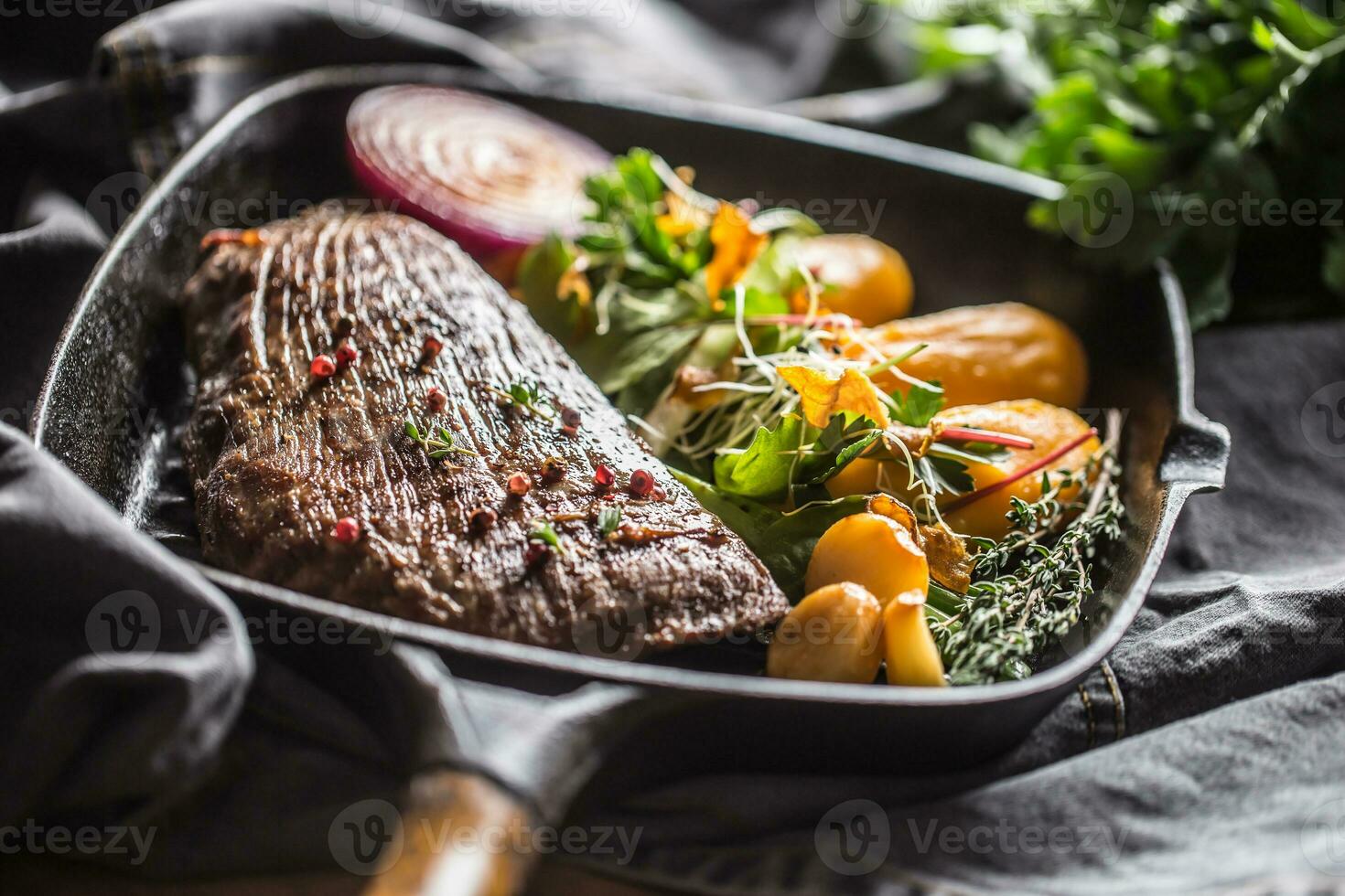 nötkött flank biff i grill panorera med batata puré vitlök och ört dekoration foto