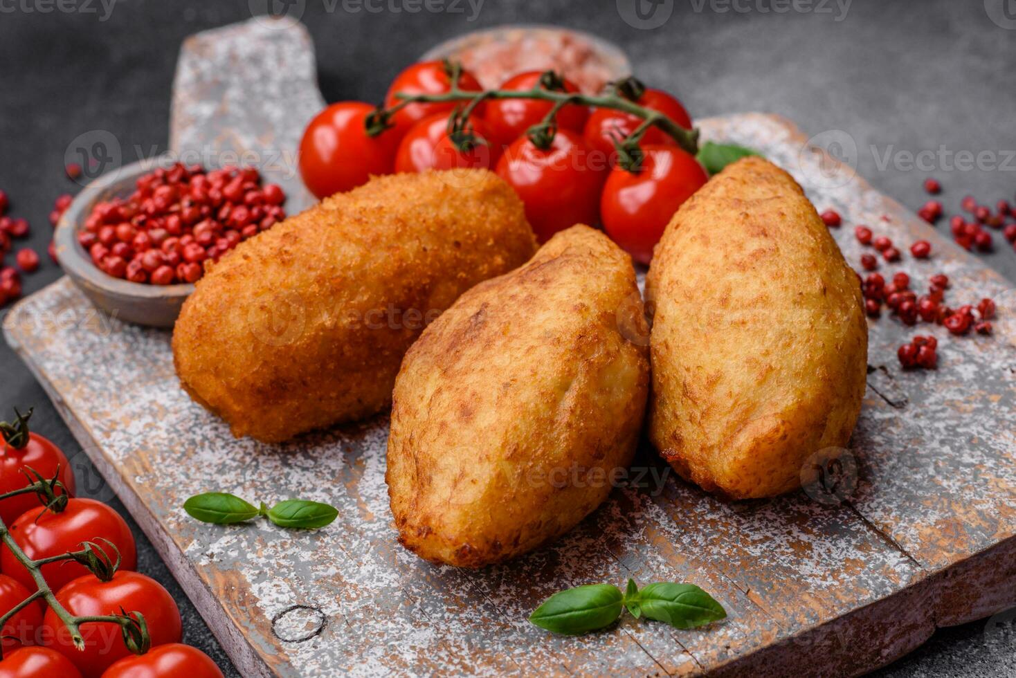 utsökt bakad potatis kotlett fylld med kyckling och grönsaker, kryddor och salt foto