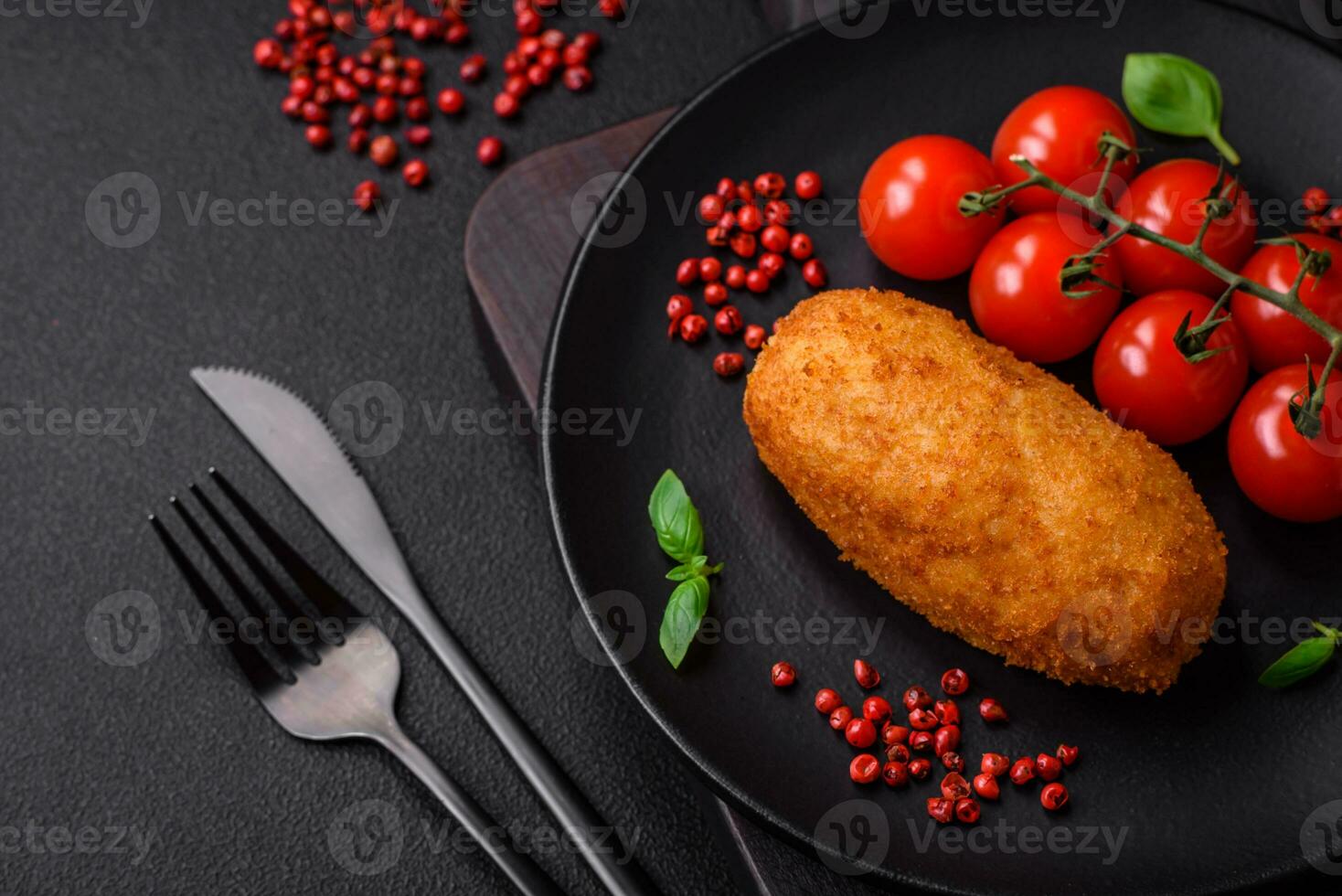 utsökt bakad potatis kotlett fylld med kyckling och grönsaker, kryddor och salt foto