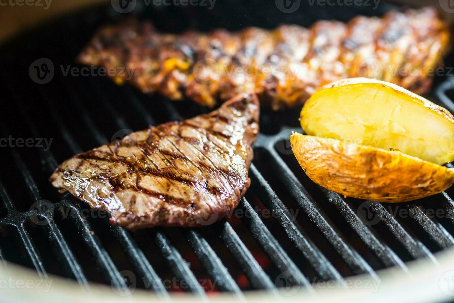 närbild nötkött flank biff matlagning på grill foto