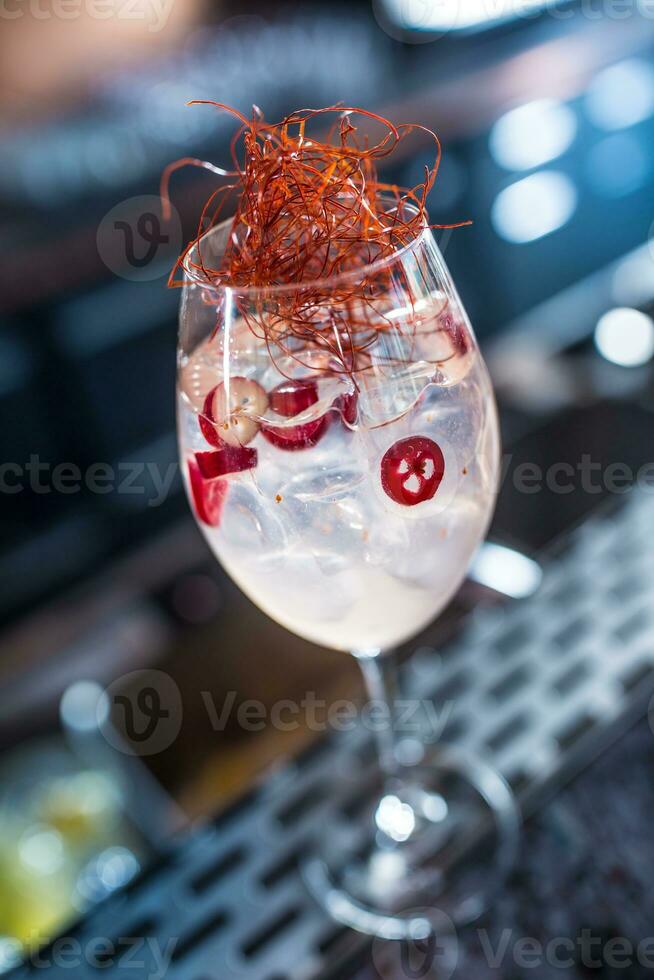 gin tonic cocktails i vin glas med chili på bar disken i valp eller restaurang foto