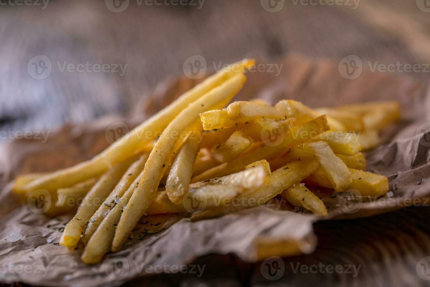 potatis pommes frites. guld potatis frites med salt och torr örter på trä- styrelse. foto