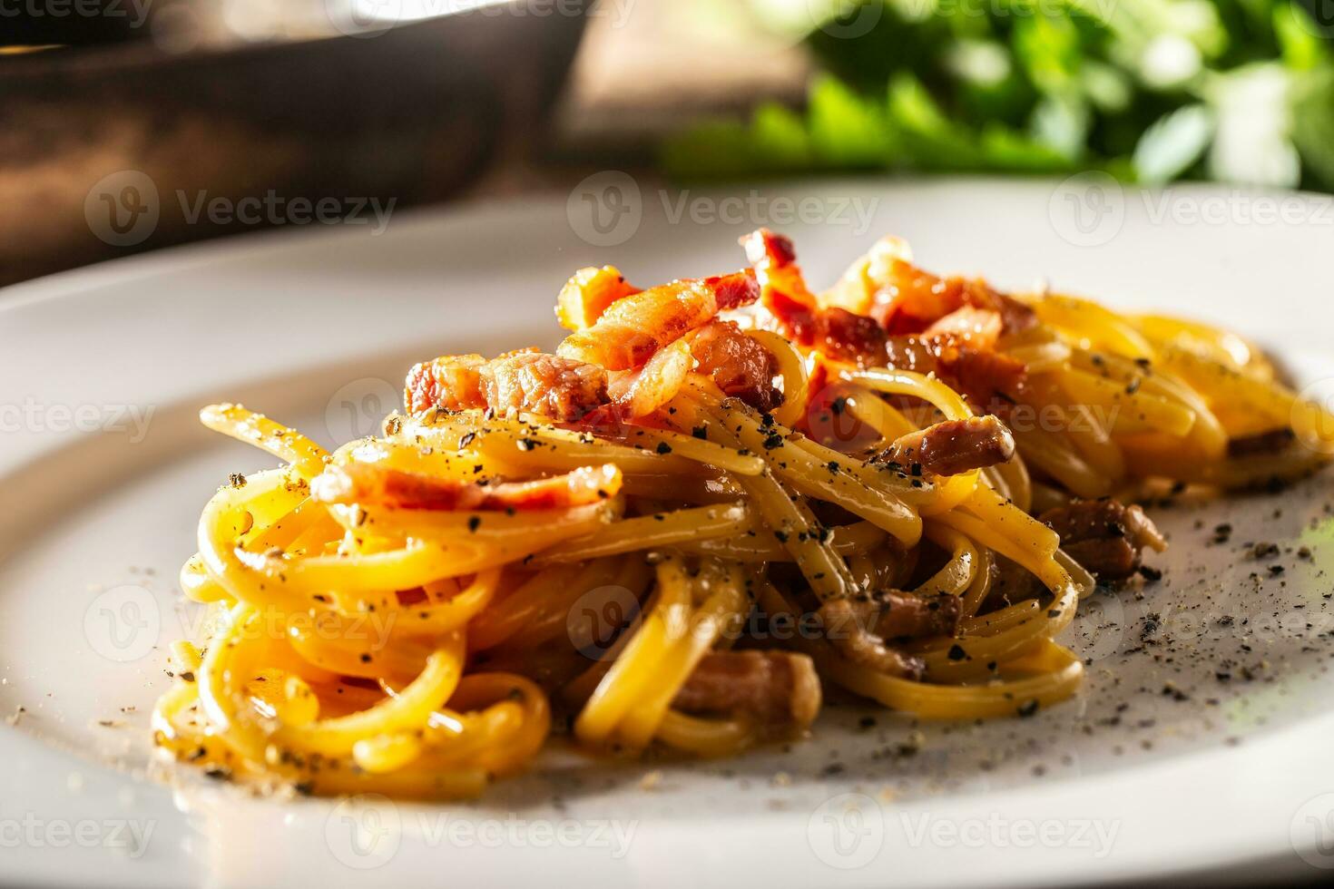 pläterad italiensk spaghetti carbonara med skinka på topp foto