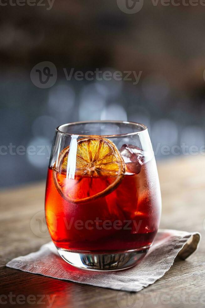 negroni klassisk cocktail och gin kort dryck med ljuv vermouth, röd bitter likör och torkades orange garnering foto