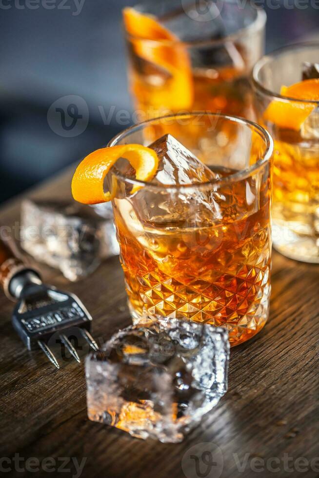 gammal fashioned rom cocktail på is med orange krydda garnering foto