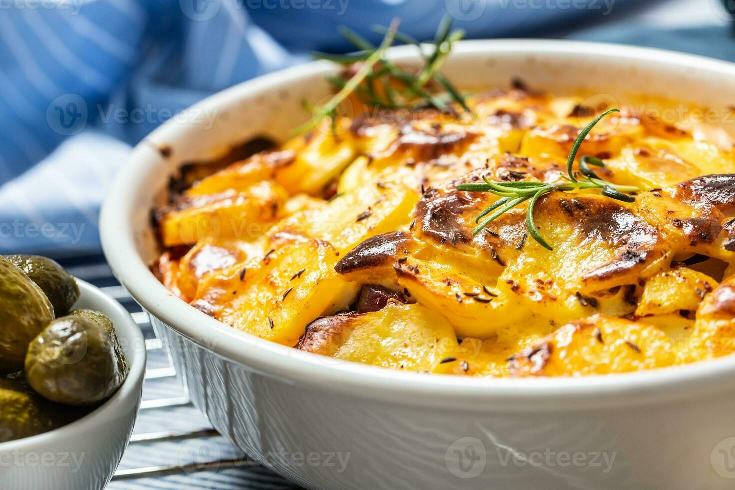 rostad potatisar i bakning maträtt traditionell easten europeisk mat betitlad som Frankrike potatis foto