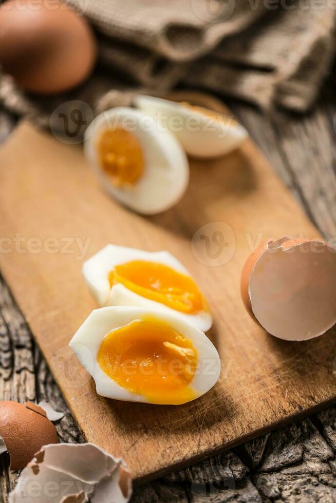 närbild kokt eller rå kyckling ägg på trä- styrelse foto