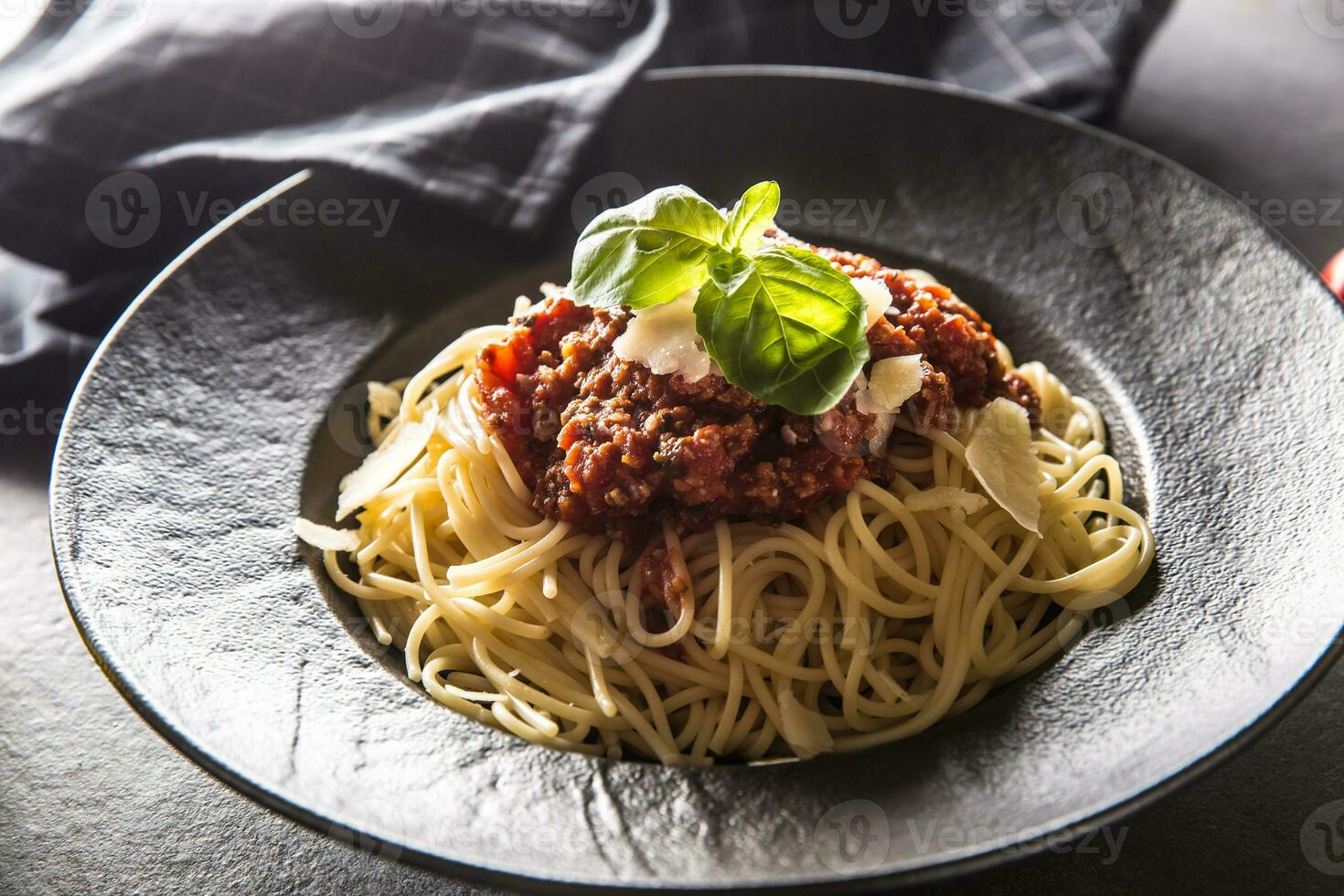 stänga upp italiensk spaghetti bolognese i svart tallrik foto