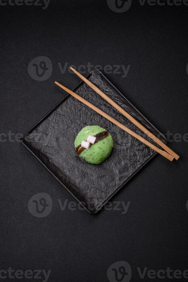 utsökt ljuv färgrik mochi desserter eller is grädde med ris deg och pålägg foto