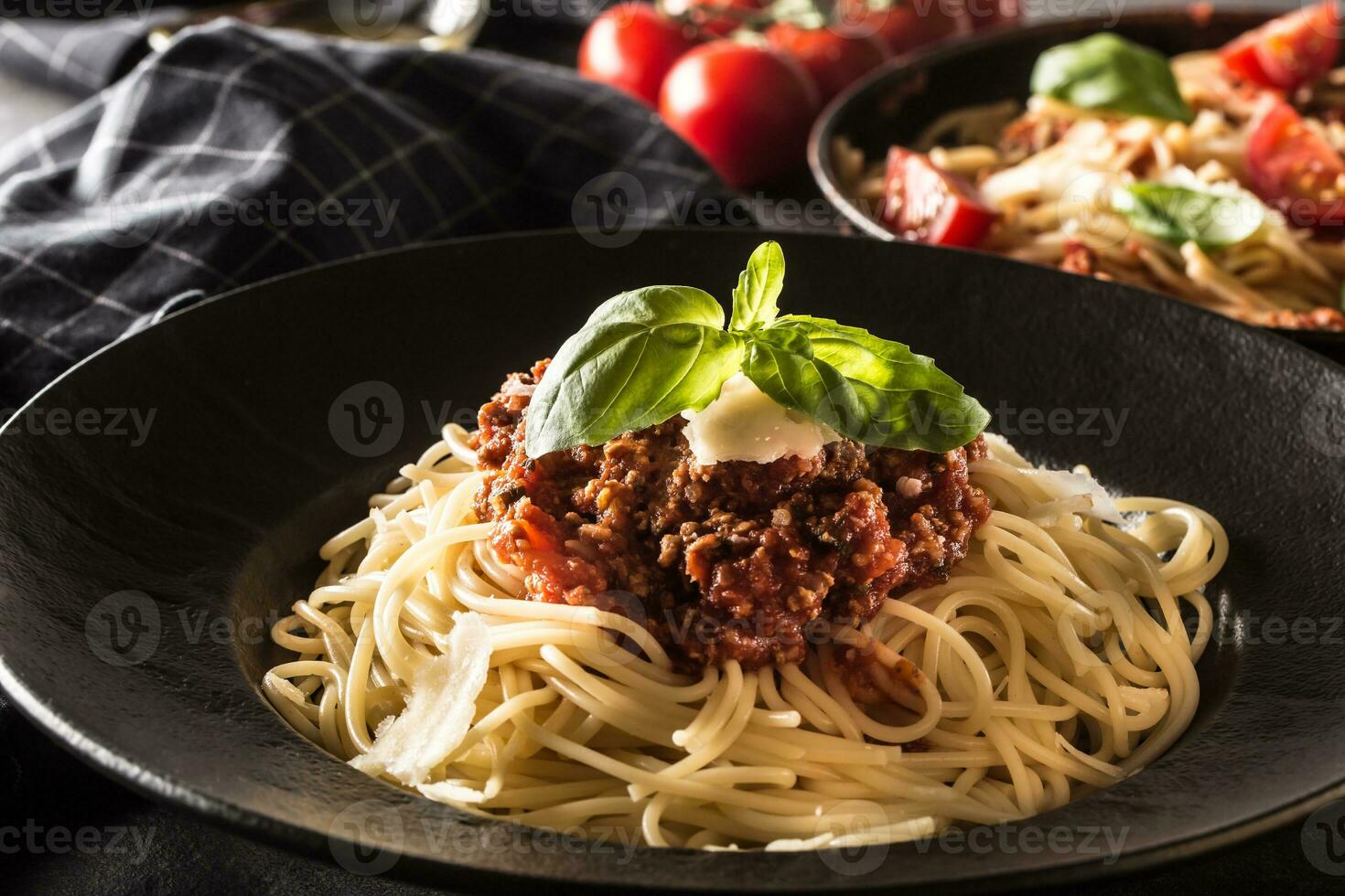 stänga upp italiensk spaghetti bolognese i svart tallrik foto