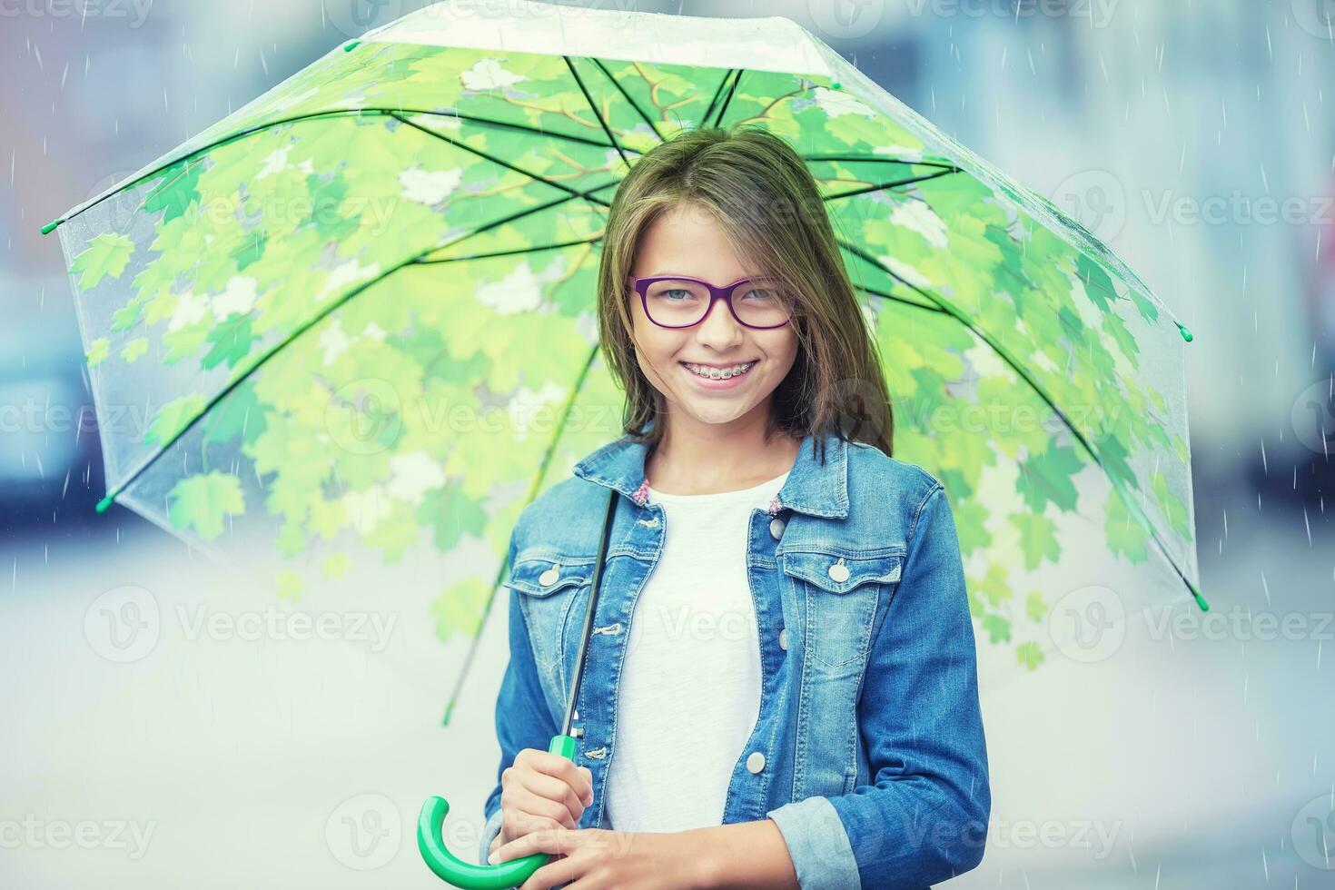 porträtt av skön ung pre-tonåring flicka med paraply under vår eller sommar regn foto