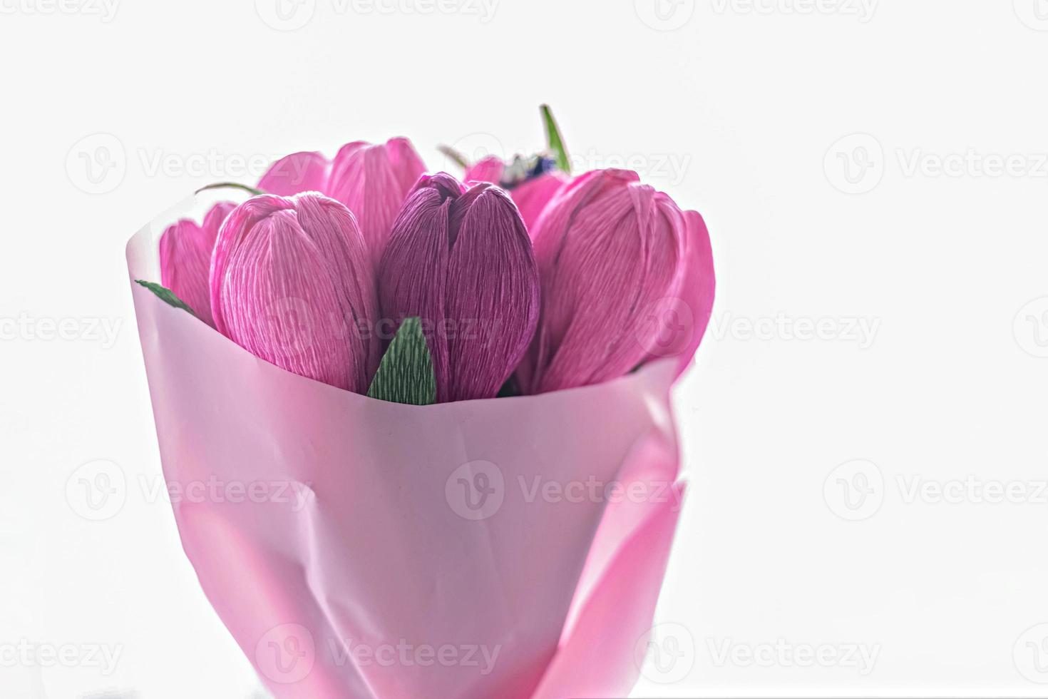 en bukett blommor från färgat korrugerat papper i form av tulpaner foto