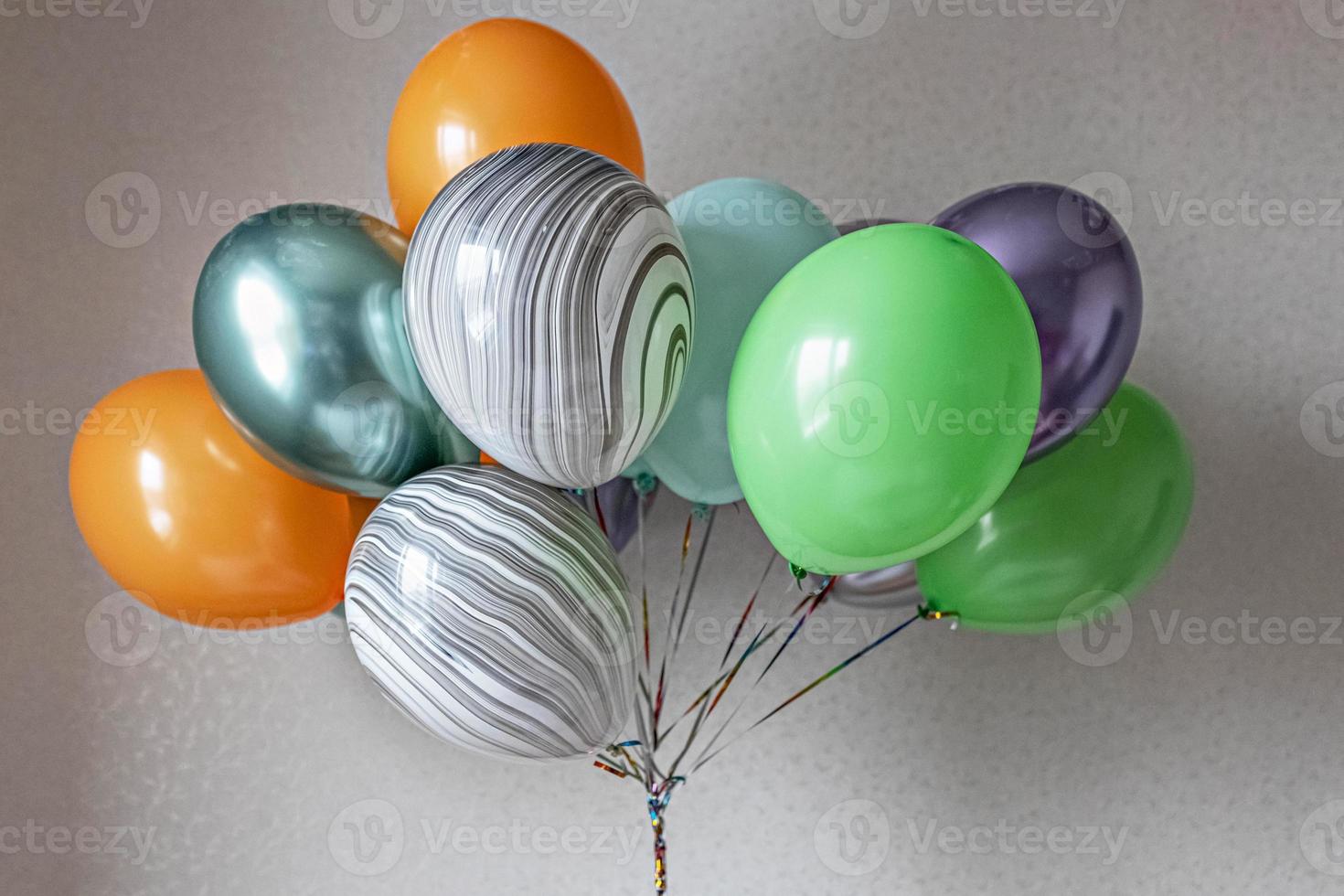 färgglada ballonger i en bunt foto