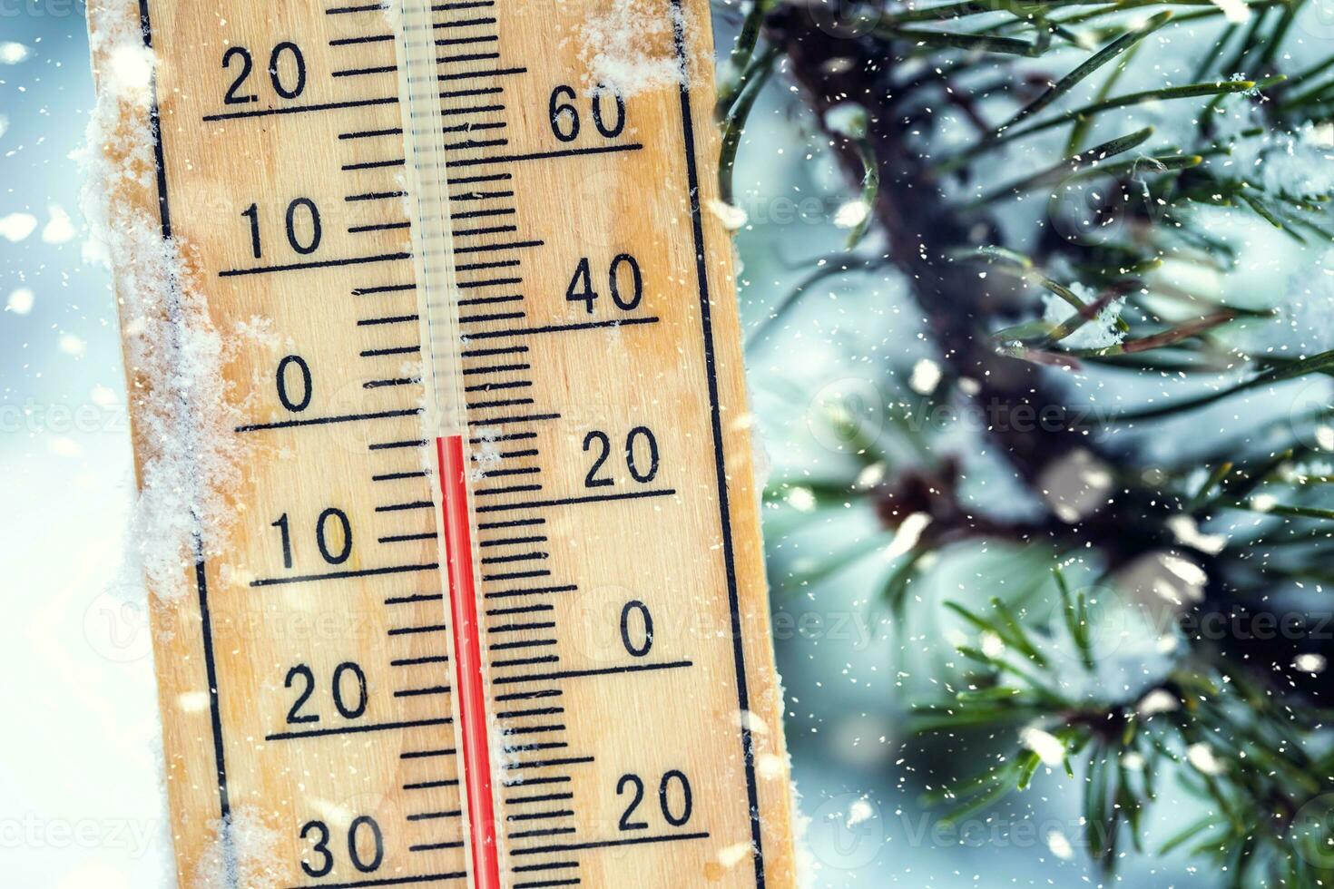 termometer på snö visar låg temperaturer i celsius eller farenheit foto