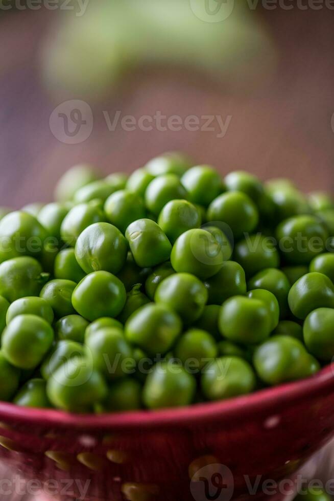 ärtor. färsk bio hemlagad ärtor och skida på gammal ek styrelse. friska färsk grön vegetabiliska - ärtor och baljor. foto