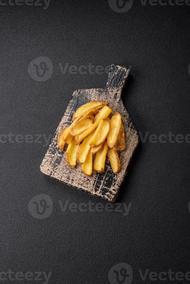 utsökt Krispig potatis djup med salt och kryddor på en texturerad betong bakgrund foto