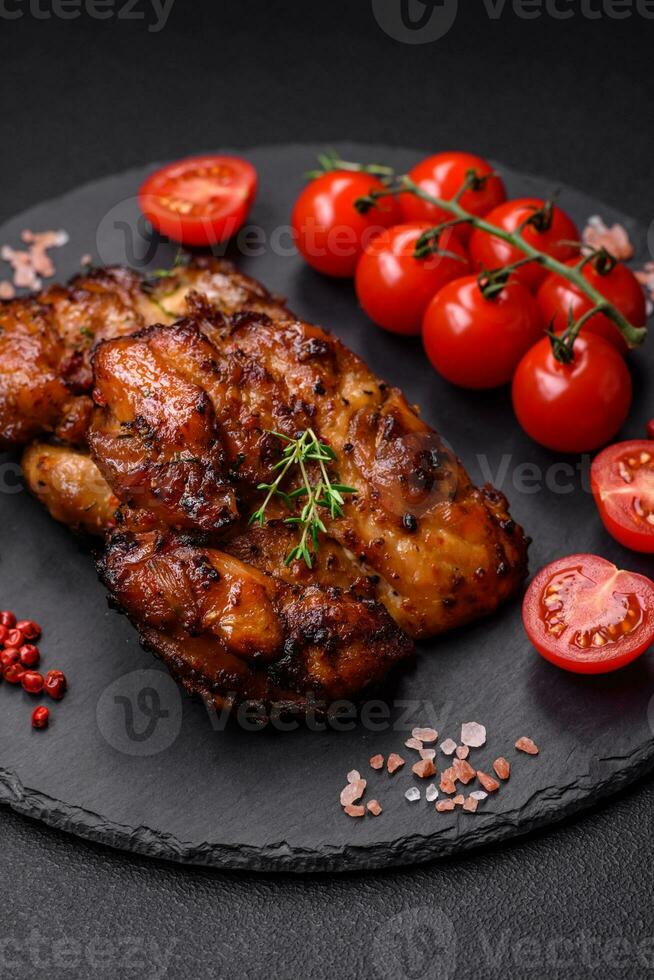 utsökt bakad kyckling kött med salt, kryddor och örter foto